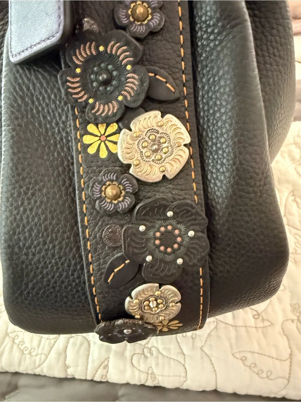 EUC Coach Bandit 39 Hobo 1941 Black Tea Rose